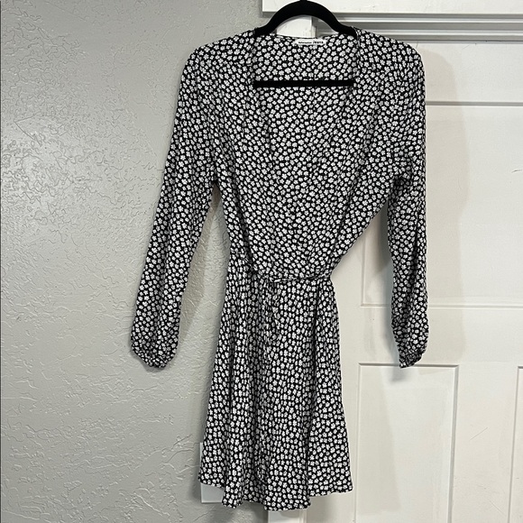 REFORMATION BLACK & WHITE FLORAL WRAP DRESS MEDIUM - Picture 2 of 12